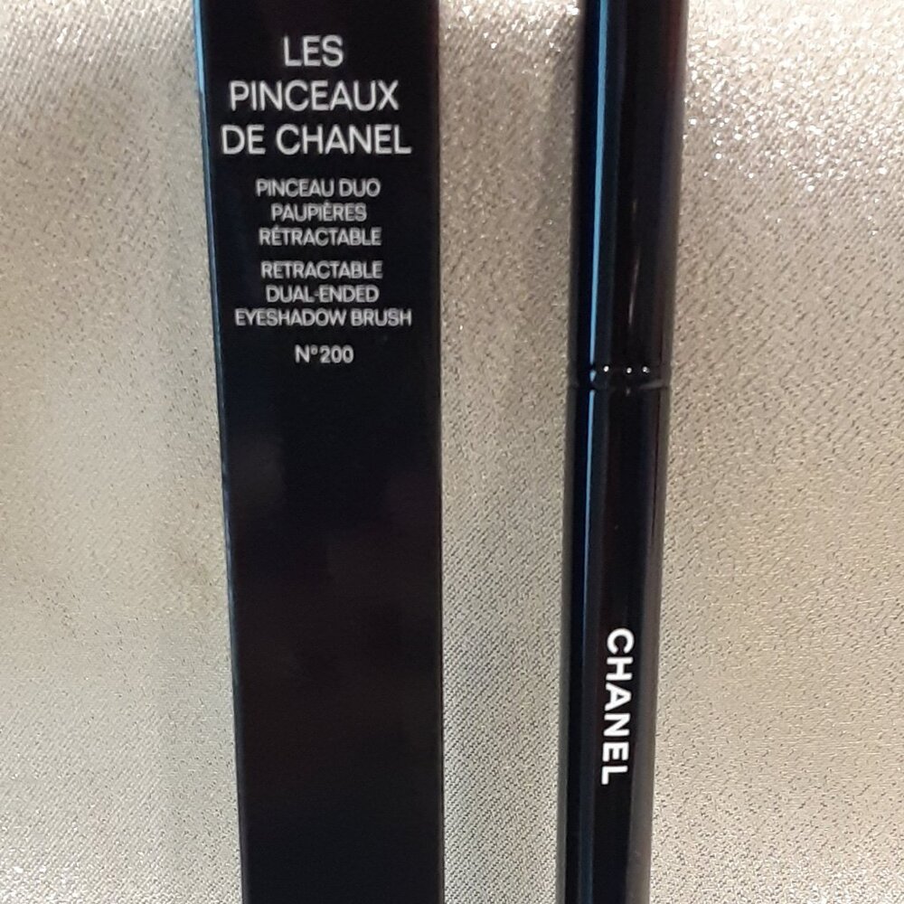 CHANEL Retractable Dual-Ended Eyeshadow Brush N°200